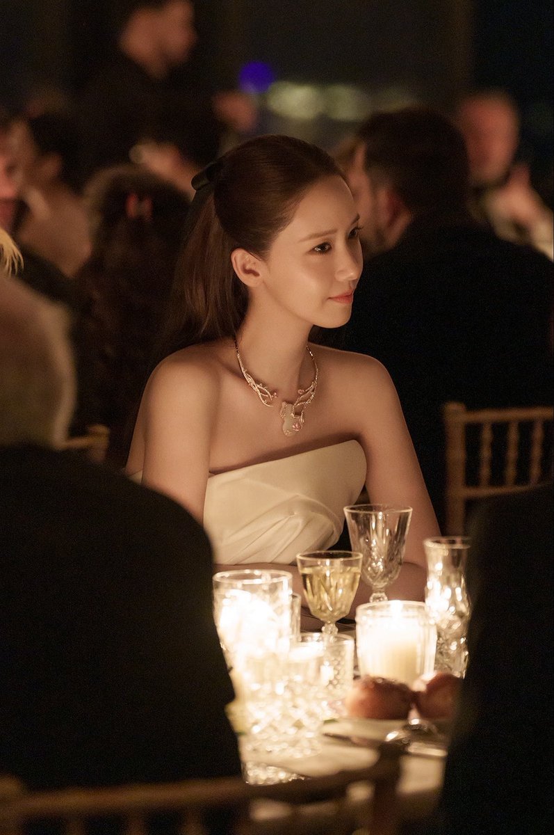 leneey__'s tweet image. She was just posing for photos and it appears like a scene straight out from a romance movie. Yoona is so lovely. ✨