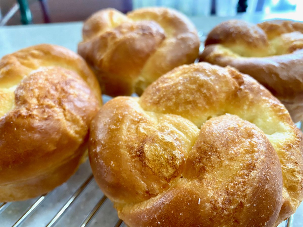 ウチの定番になりつつあるオニオンブレッド、コーンマヨ、塩パン
今日は親戚にパンをあげる日なのでいつもより多めに作ってます
なるべく失敗しにくいパンを…😅

＃パン作り　＃手作りパン