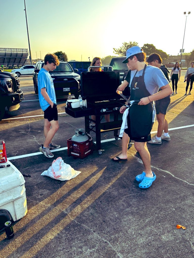 Students arriving to a breakfast tailgate in parking lot provided by our baseball seniors #🍳