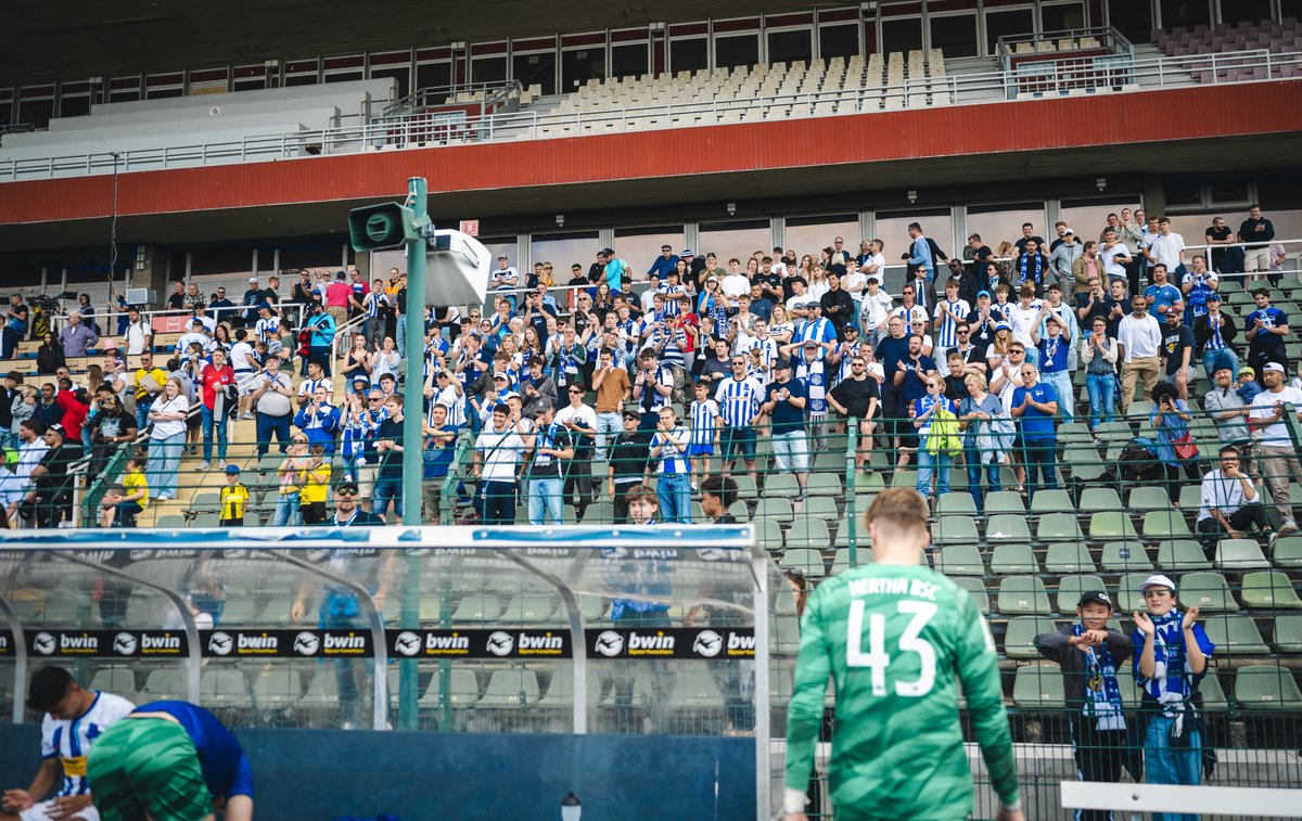 HerthaBubis's tweet image. Unsere #BSCU19 möchte euch noch was sagen: Das Team war komplett überwältigt, wie viele Hertha-Fans heute im Friedrich-Ludwig-Jahn-Sportpark waren. 😍Vielen, vielen Dank für eure Unterstützung! 💙💙💙 

#BSCBVB #HaHoHe