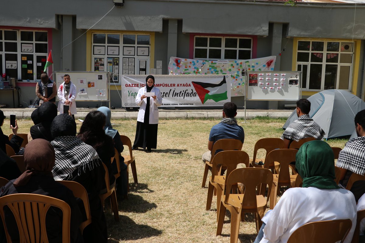 Tekirdağ'da, üniversite öğrencileri, #İsrail'in saldırıları altındaki #Gazze'de yaşananlara dikkati çekmek için kaleme aldıkları tiyatro oyununu sahneledi. 🔗dailyummah.com/gazzede-yasana…
