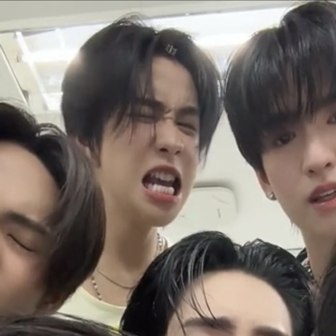 Momotarozi's tweet photo. แม่เข้าใจ ว่าช่วงนี้งานมันเยอะ
อย่าเครียดมากนะลูก 555555555

 #JUNGT https://t.co/aVWMoswgq6