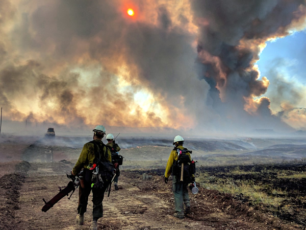 Wildland fire smoke is a complex mix of chemicals and particles, which varies depending on the fuels, soil, weather, fire intensity, and the burning phase of the fire.
Learn more about smoke impacts at nwcg.gov/6mfs/firefight…