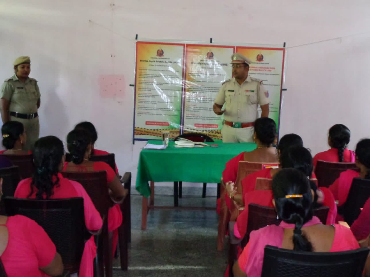 SP_SouthAndaman's tweet image. PS Ograbraj organizes a Legal Awareness Program to empower Anganwadi  workers! On 20/05/2024, 42 workers and their Mukhya Sevika gained  insights into new criminal laws, cybercrime and the POCSO Act by SI Devanand Pathak, SHO PS Ograbraj. #NewCriminalLaws #CommunityAwareness