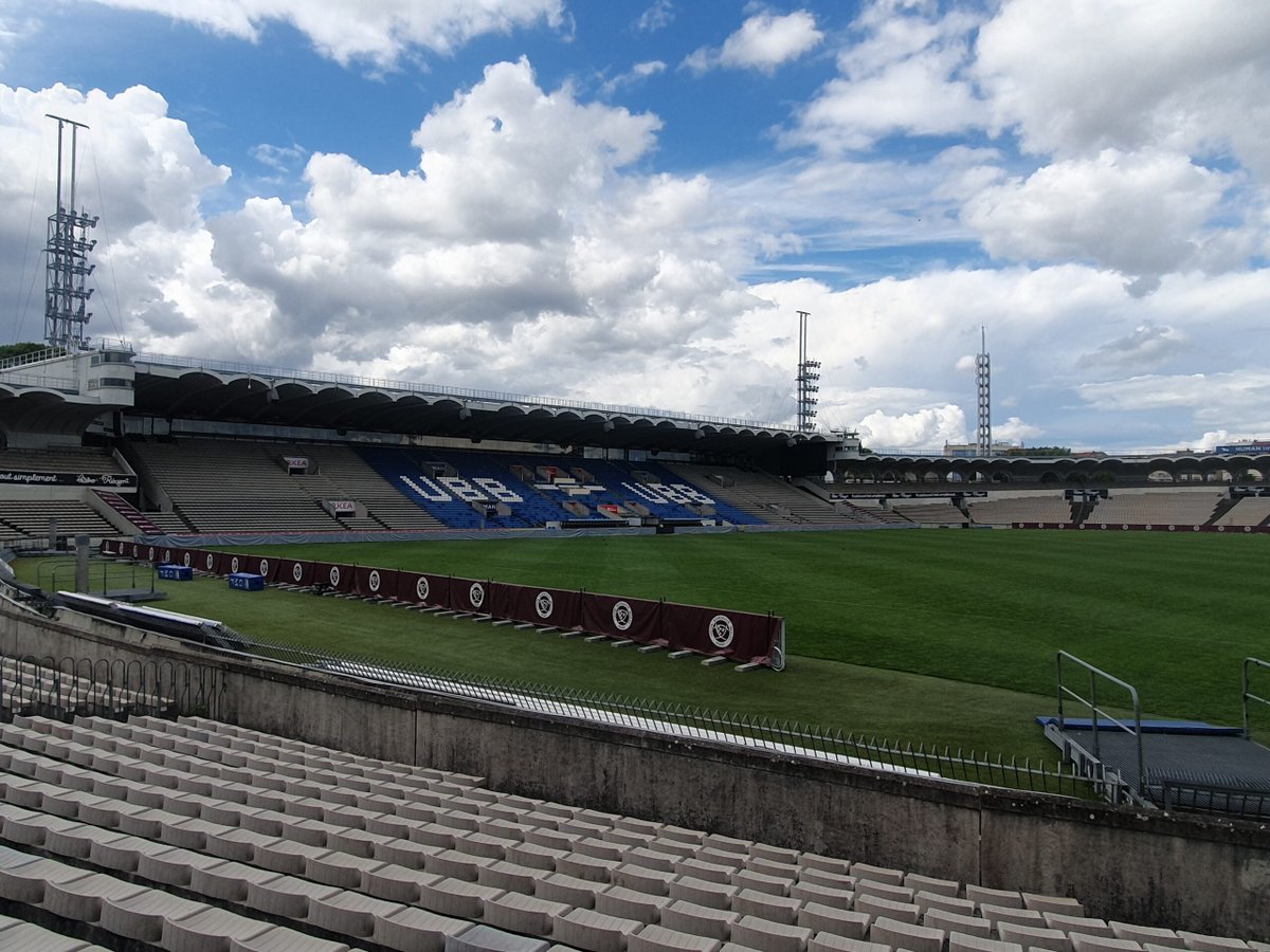 Quand Claude Bez change les journalistes de place pour privilégier les abonnés, et qu'il fait un choix fort avec le scapulaire sur le maillot A lire ici 👉 girondins4ever.com/?p=522602 #Girondins