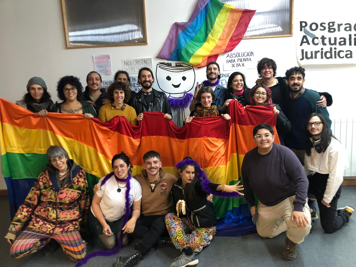 PolyAbba's tweet image. Muy bueno el sábado en la UNTDF

EN EL ALA A: 
-Ampliacion de derechos, iglesia estado asunto separado, #OrgulloTDF #FuegoQueer #Insurrectas 

EN EL ALA B:
-Guillermo Moreno: &quot;se tiene que enseñar a DIOS en la universidad&quot; 

#Ushuaia #TierraDelFuego