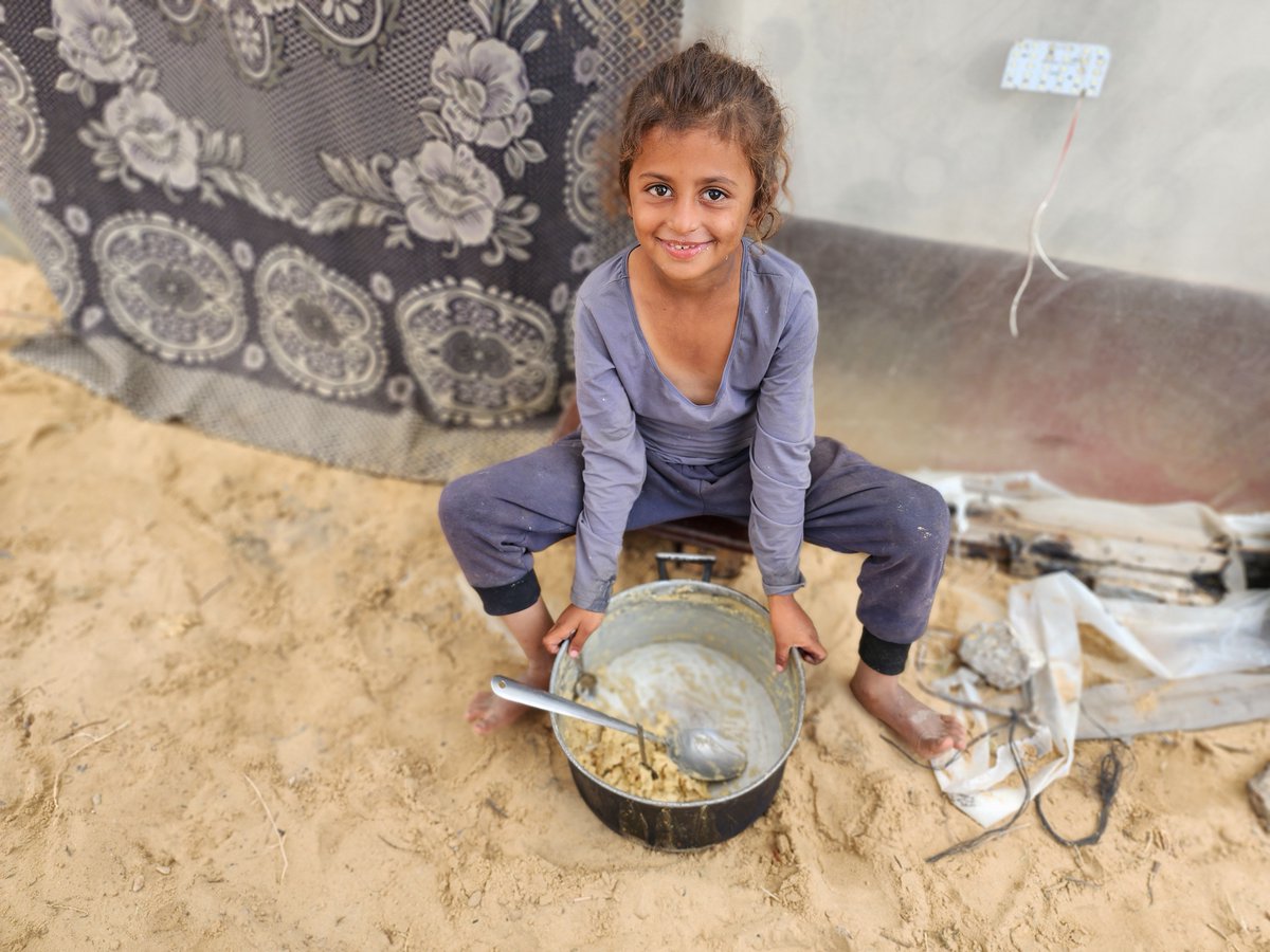 'خرجت صباحاً بحثاً عن الطعام لعائلتي، ولم أتمكن من إحضار سوى هذه الكمية البسيطة جداً'. قالت ميار، 7 أعوام، والتي تعيش حالياً في خيمة مع عائلتها في المواصي جنوب قطاع غزة. يحتاج الأطفال في #غزة إلى وقف إطلاق النار ودخول المساعدات دون عوائق الآن.