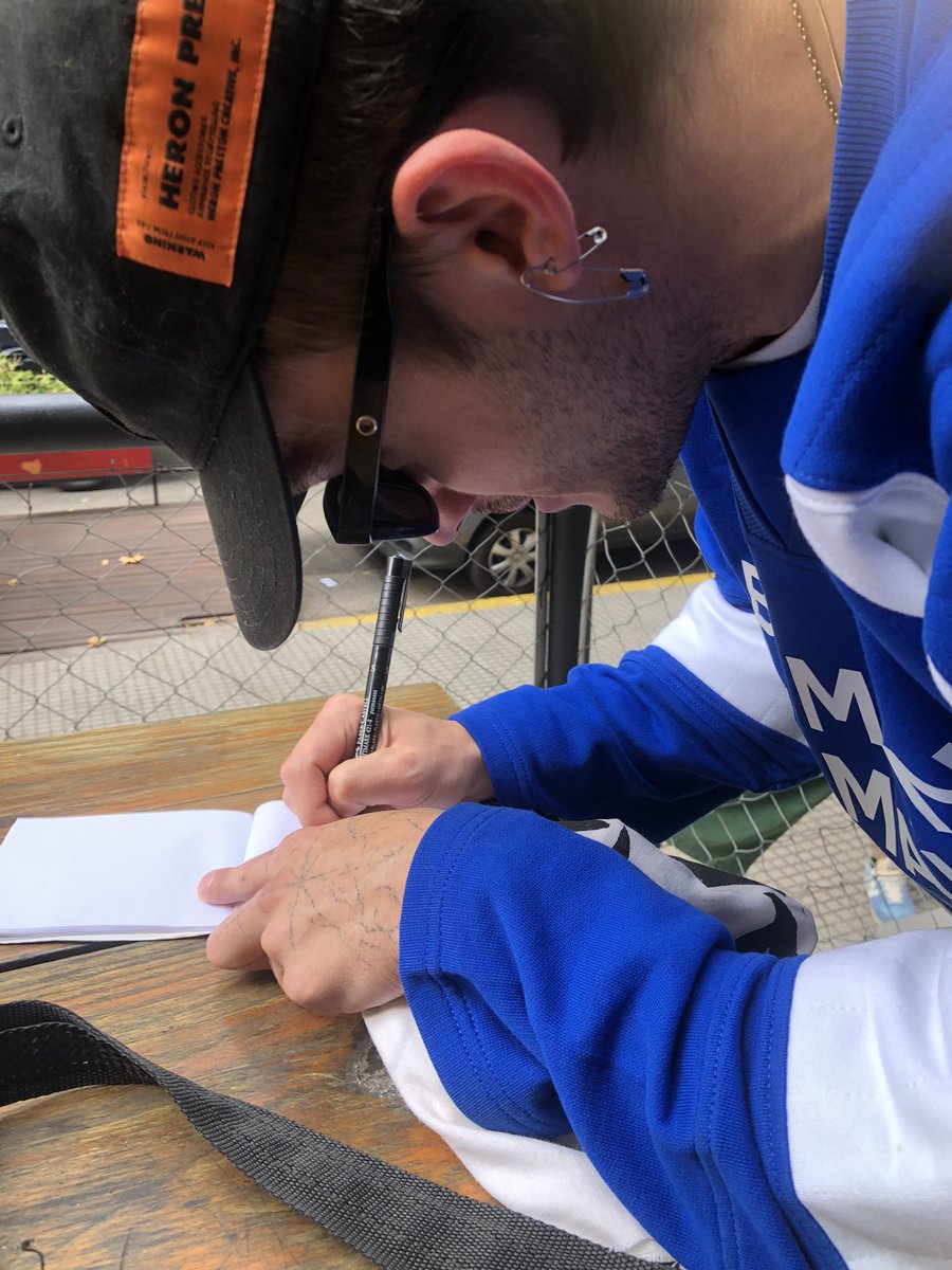trashisoda's tweet photo. Anele tanto este momento hasta que se hizo realidad, no hay palabras para explicar lo que fue, mi yo de 2018 esta orgullosa de poder haber logrado conocerte, te amo eternamente polito, gracias por el corazón q me hiciste q obvio me lo voy a tatuar y gracias por salvarme 🫶🏻😭 https://t.co/nuJBdKwgXs