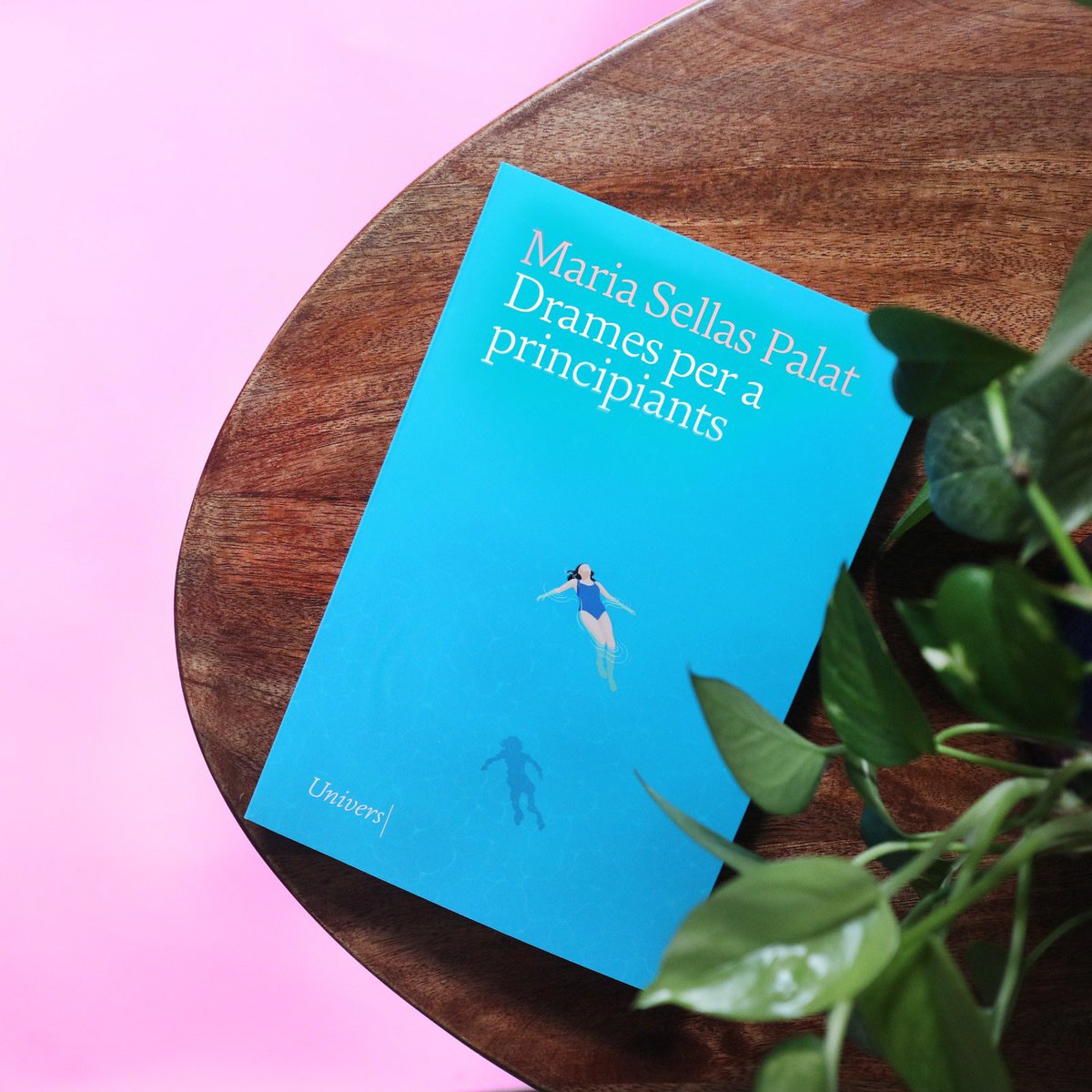 universllibres's tweet photo. Qui ha dit que sigui fàcil jugar a ser adult? 

“Drames per a principiants”, el debut literari de Maria Sellas Palat, ja és a les llibreries!☺️🌊 https://t.co/wxjzneKGR2
