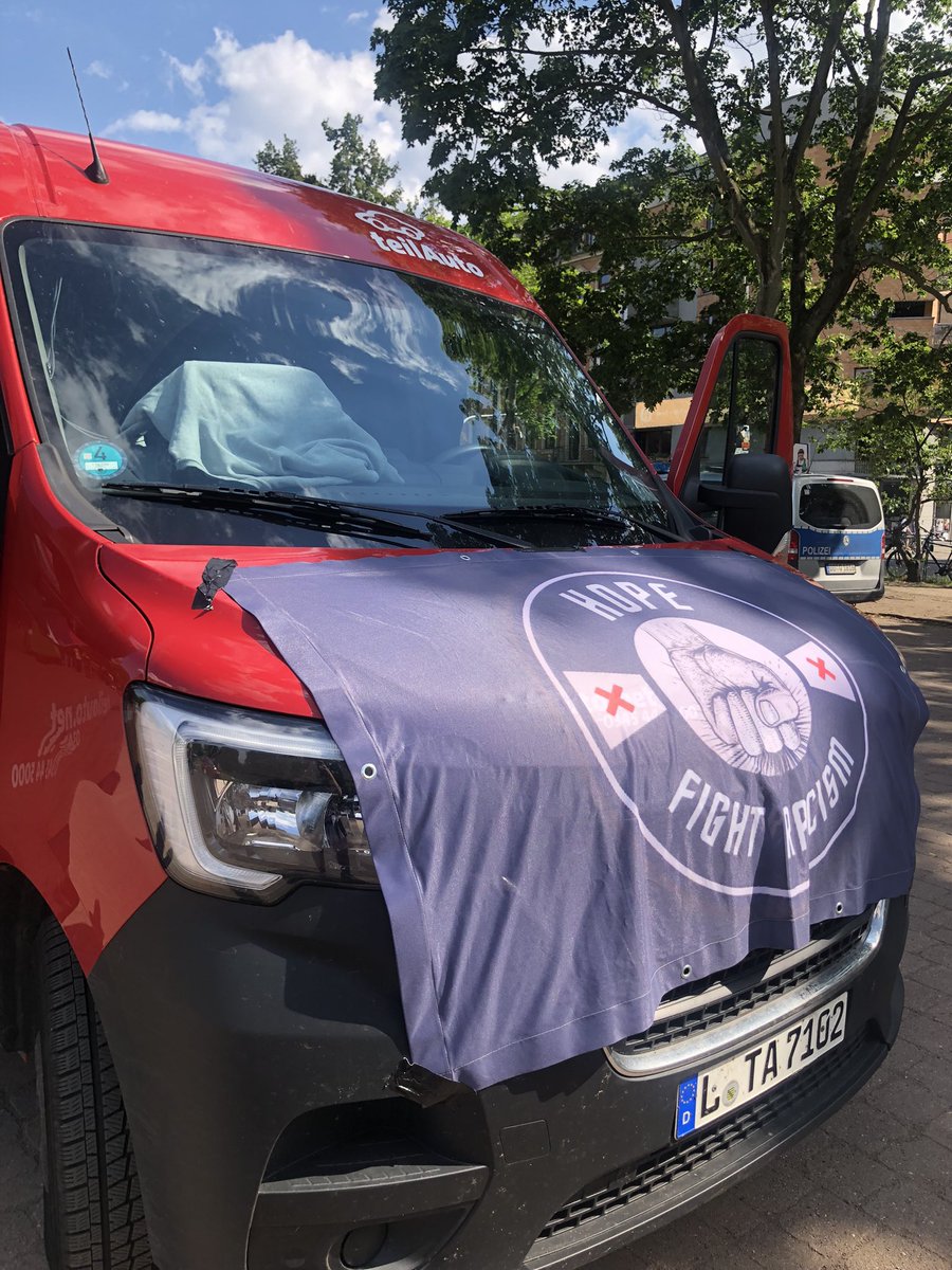 15:55 Die Veranstaltung wird gleich eröffnet! Bis 17:30 stehen wir mit guter Musik am A-Park, danach geht‘s los Pegida nerven. Denkt an Sonnencreme, Wasser und Snacks! #dd2005 #nopegida