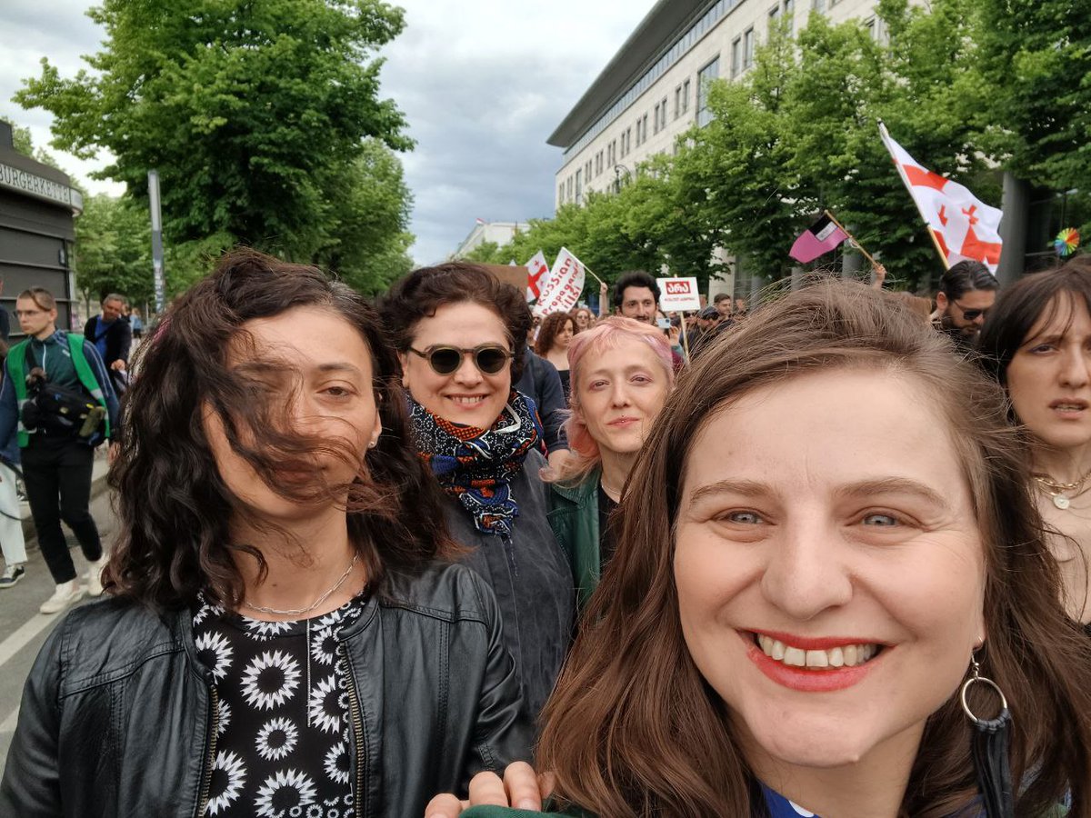 SisauriLela's tweet photo. ,,Freiheit, Gerechtigkeit, den Willen dazu kann man nicht niederknüppeln. Wenn Menschen frei sein wollen, werden sie frei sein...Und wir werden alles daran setzen, dass das auch passiert, dass #Georgien ein Teil der EU ist, weil wir brauchen 🇬🇪 als Teil der EU" @Pegah Edalatian https://t.co/xM3oKCP6k8
