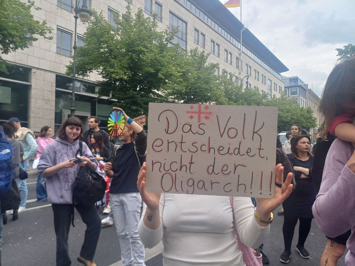 SisauriLela's tweet photo. ,,Freiheit, Gerechtigkeit, den Willen dazu kann man nicht niederknüppeln. Wenn Menschen frei sein wollen, werden sie frei sein...Und wir werden alles daran setzen, dass das auch passiert, dass #Georgien ein Teil der EU ist, weil wir brauchen 🇬🇪 als Teil der EU" @Pegah Edalatian https://t.co/xM3oKCP6k8