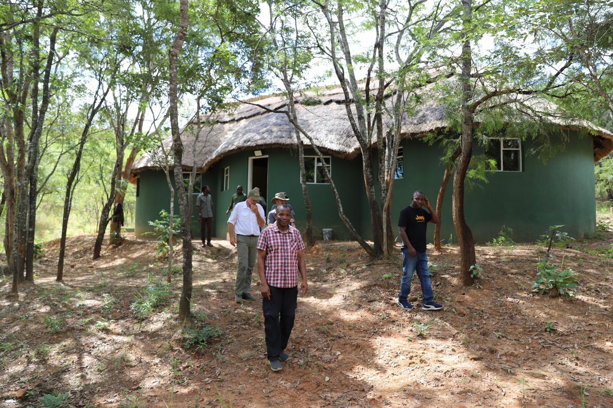 🐘 Thanks to GEF6 & CAMPFIRE, Mavhuradonha has a solar-powered base camp with 6 rooms, strengthening anti-poaching with better ranger accommodations. 🏞️☀️ @TheGEF @GEF_SGP #SDGs