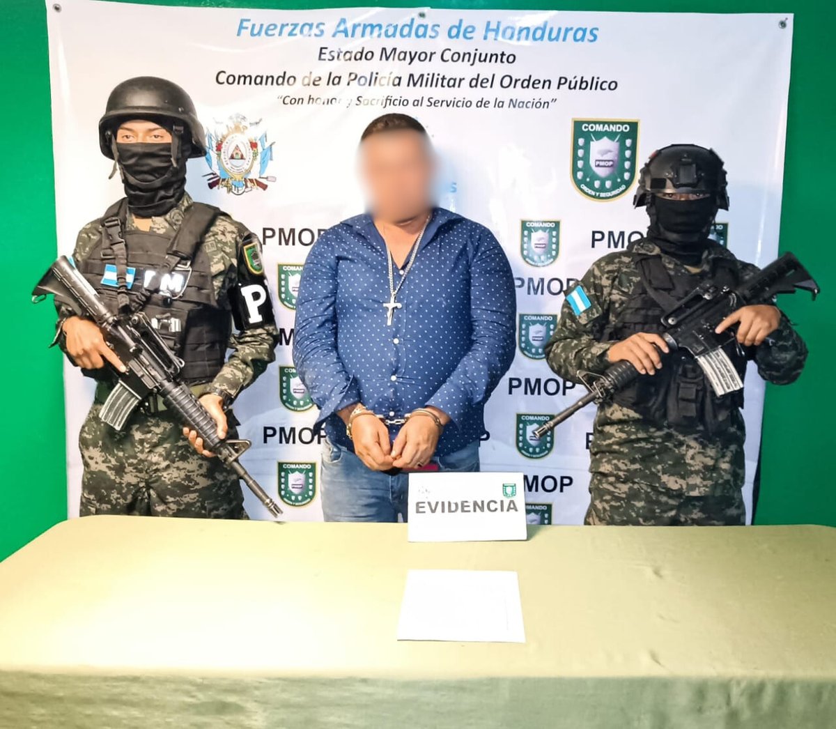 En el sector de El Pedernal, Porvenir, F.M., se detuvo a un ciudadano por tener orden de captura por suponerlo responsable del delito de tráfico de ilícito de estupefacientes, portación de armas de fuego de uso comercial en perjuicio a la salud y seguridad interna de Honduras.