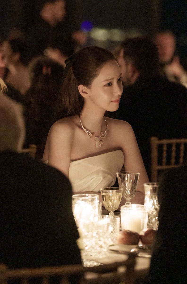 Rainie_mikevid's tweet image. And all of sudden, I think of how YoonA will look like in her own wedding private night party in the future.
It would be something like this huh? 🥺

#LimYoonA #YoonA #임윤아 #윤아