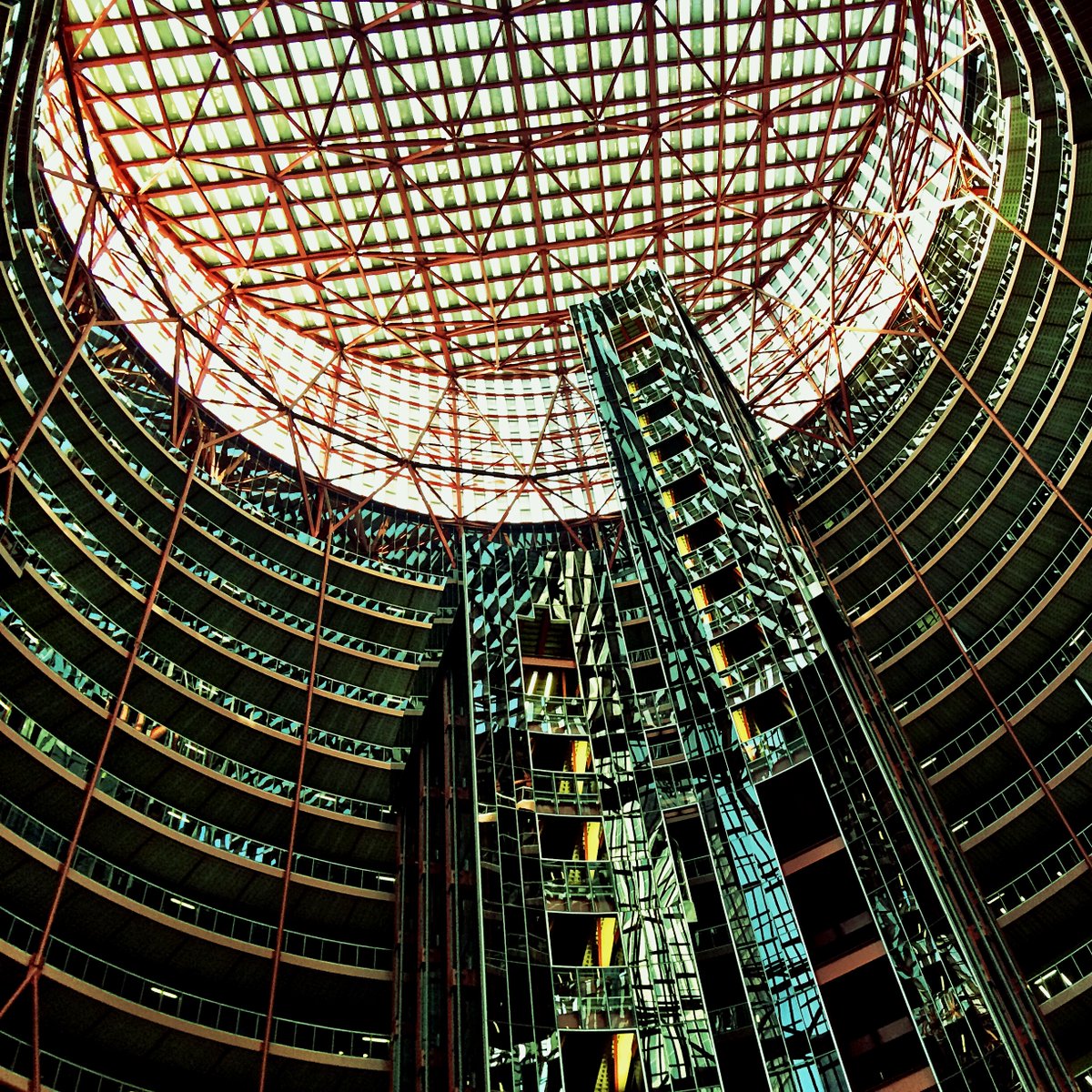 Helmut Jahn's Thompson Center has become a tragic crucible in the fight between the techno-dystopian surveillance state's drive toward neoliberal homogeneity and what's left of democratic urbanism. Very happy to make my @ArchReview debut.  architectural-review.com/essays/revisit…