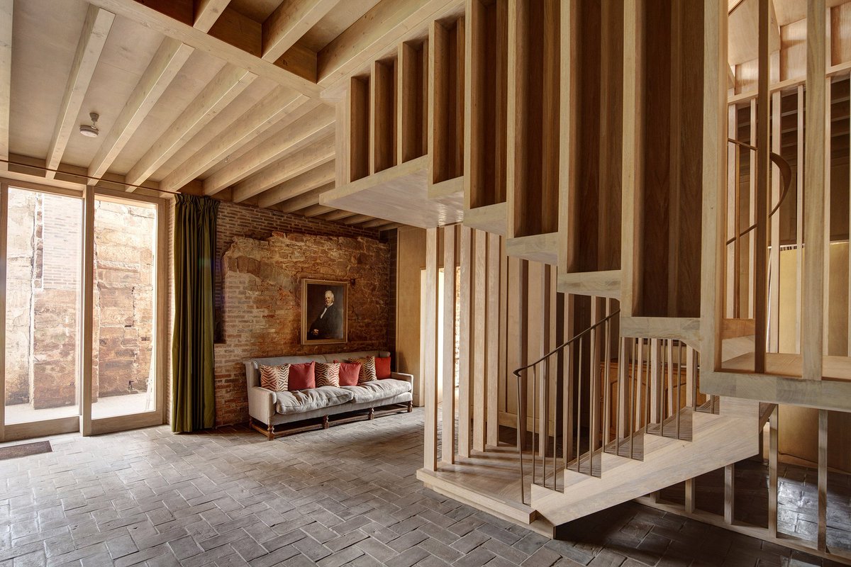 Wow, this never happens: @RIBA #StirlingPrize winner #AstleyCastle is available to book for this coming weekend! It sleeps 8, so still time to gather a gang for an absolutely unforgettable architectural experience. landmarktrust.org.uk/search-and-boo…