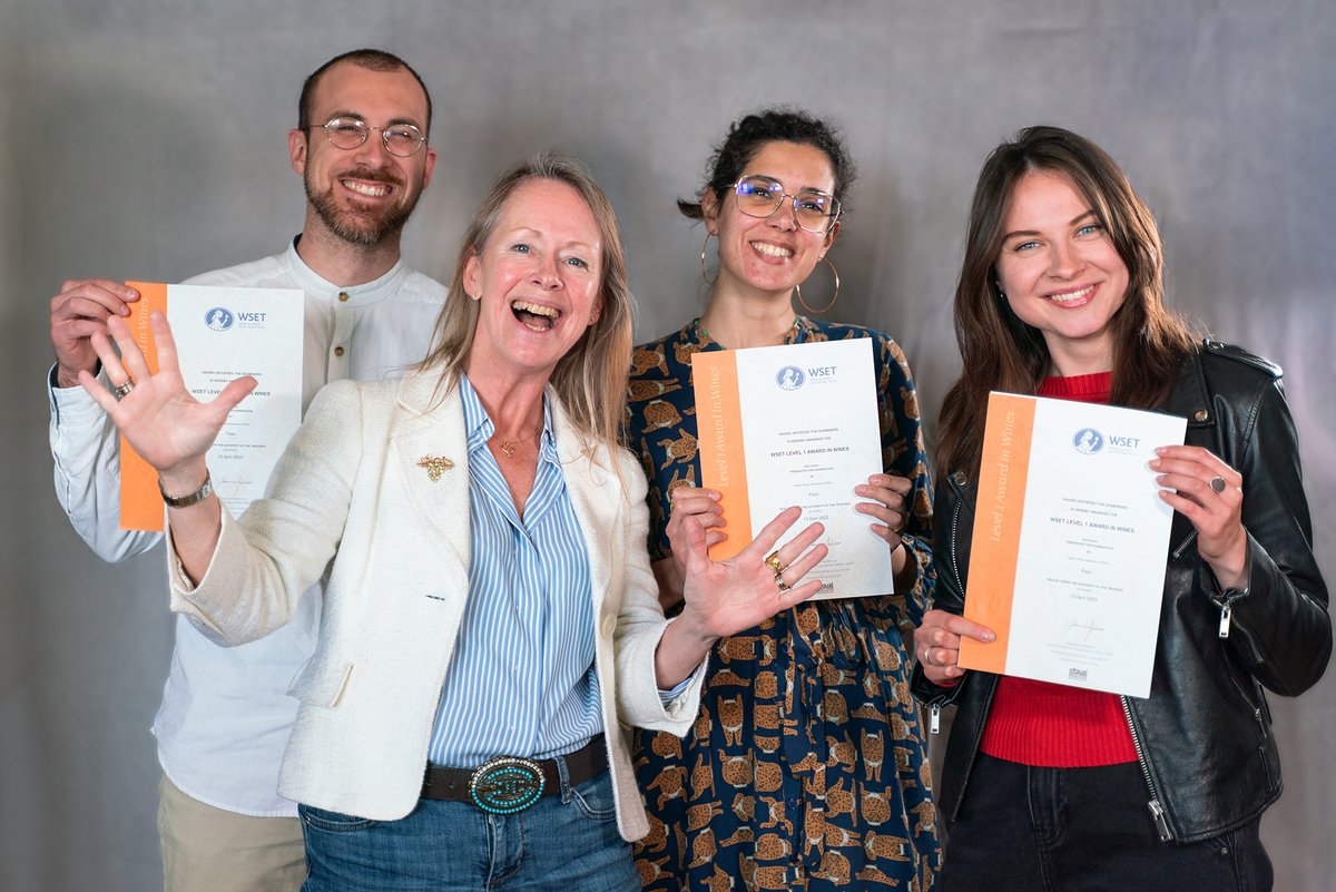 itawineacademy's tweet photo. #Throwback to some of our students who celebrated their #WSET Level 1 with us! Remember, you can drop by our offices in Verona to pick up your diploma and pin, and maybe snap a souvenir photo ๐๐ธ๐
#WSETschool #WSETstudent #winecourse #corsovino #WSET1 https://t.co/NnQFJri4By