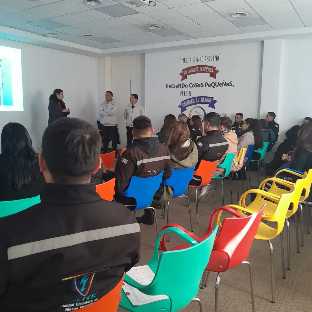 UEREmunicba's tweet photo. 🙌🏼 Seguimos capacitandonos para poder brindar nuestro mejor servicio a l@s Vecin@s.

👷🏻Nuestro personal presencio  la jornada de identificación de posteo que brindo la empresa Claro y Telecom.📝 https://t.co/G1TKfyI4YK
