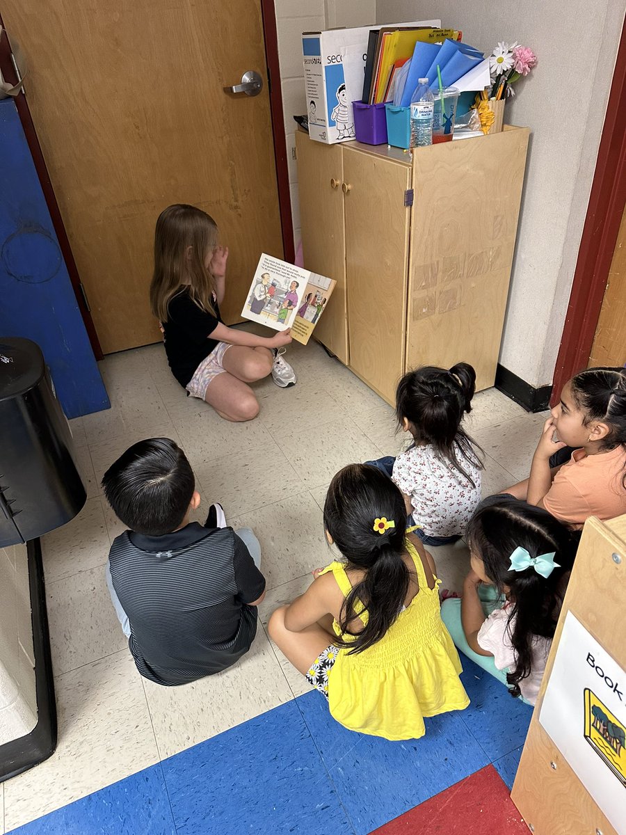 AReyna723's tweet photo. We got special visitors from 2nd grade to read to us today! 📚 @NISDCNE https://t.co/61upqtWU0s