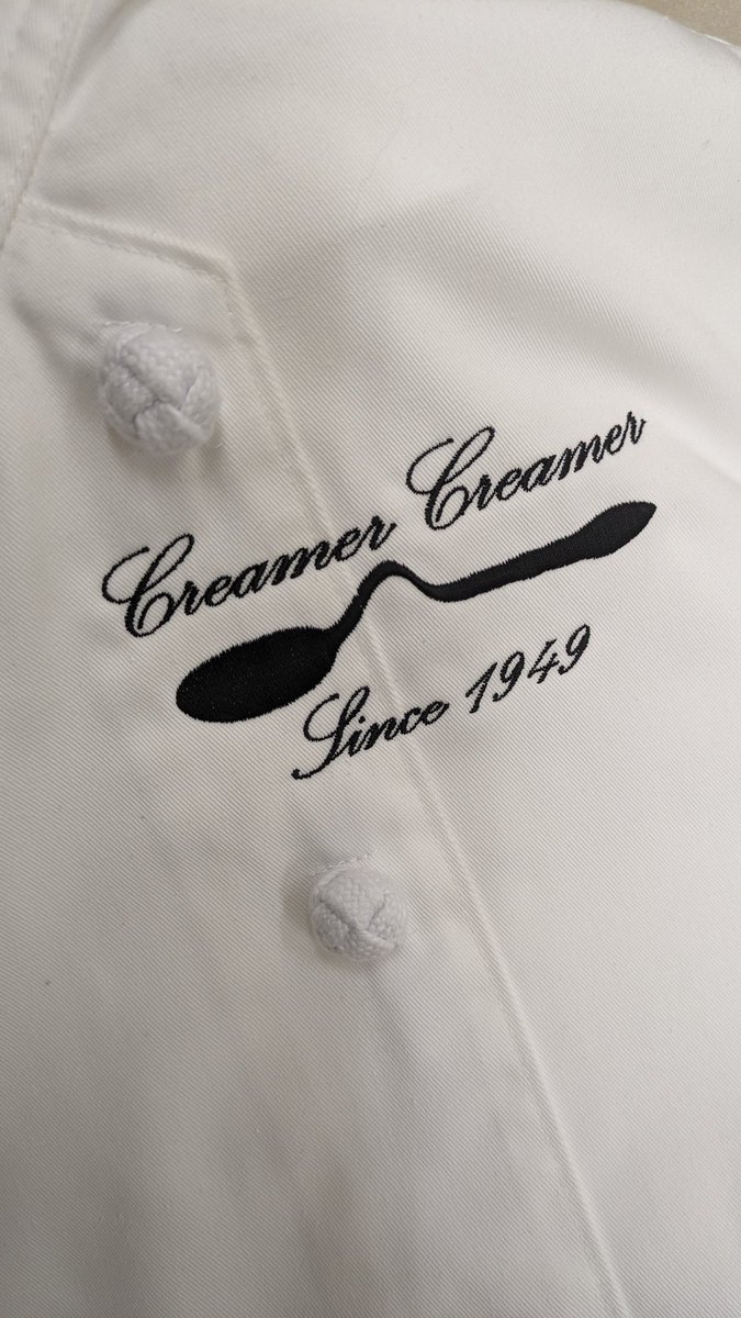 大人気シュークリーム店「Creamer Creamer」の店長に変身。 #変装 #呼び出し先生タナカ #闇医者 衣装をよく見たらスプーン曲げの刺繍が！！番組スタッフの皆さんの細部へのこだわり、ありがとうございました。