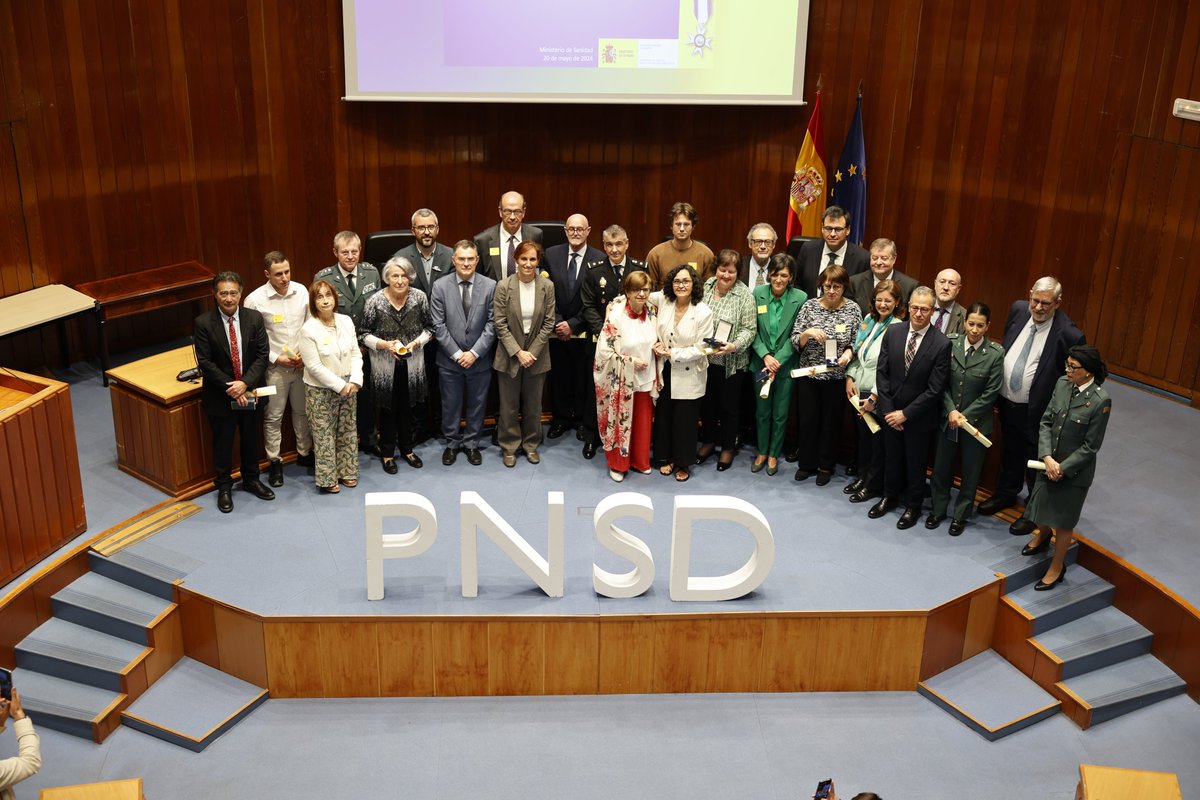 🥈🥈Los Fiscales de la Fiscalía Antidroga Inmaculada Ávila Serrano (a título póstumo) y Manuel Perez Veiga han sido galardonados con la medalla de plata de la Orden al Mérito del @PNSDgob. ➡️ El acto, al que ha asistido la Fiscal Jefa Antidroga, se ha celebrado en @sanidadgob.