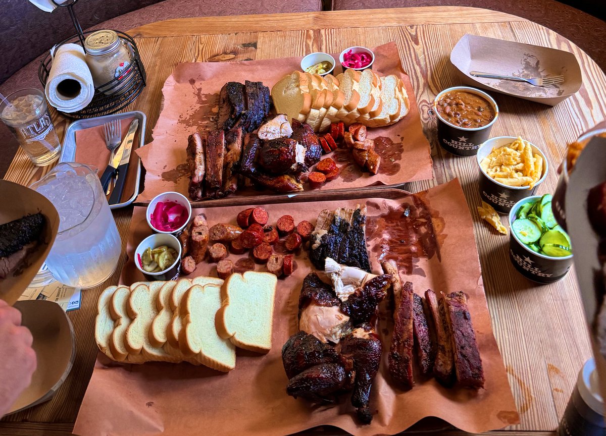 aleemurmd's tweet photo. Had a great time meeting some fellow texans! Not us finding the closest bbq spot to the convention center 🤠 #ddw2024 @TexasGastros https://t.co/xq1lYYAQlQ