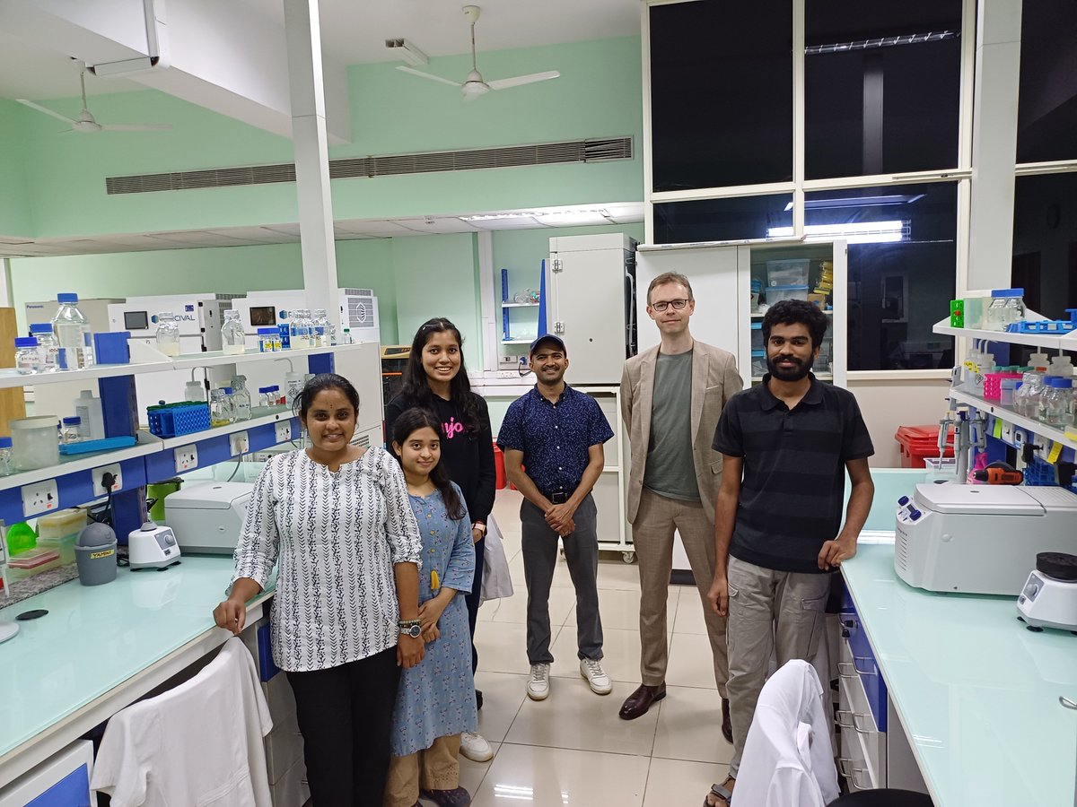 Our Head of Department @mcevjp has just returned from a trip to India as part of @RoyalHolloway delegation where he met @LoudyaNaresh and @PriMish_GoGreen, alumni of @LopezJuezlab @RHULBioSci who are both now based @iiscbangalore. Naresh gave James the tour of his new labs