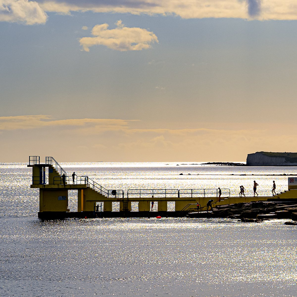 🏊‍♀️DAY FOR IT 🏖️ 📸 @declancolohan #Galway #LifeBytheSea #GalwayRaces @Ilovesalthill