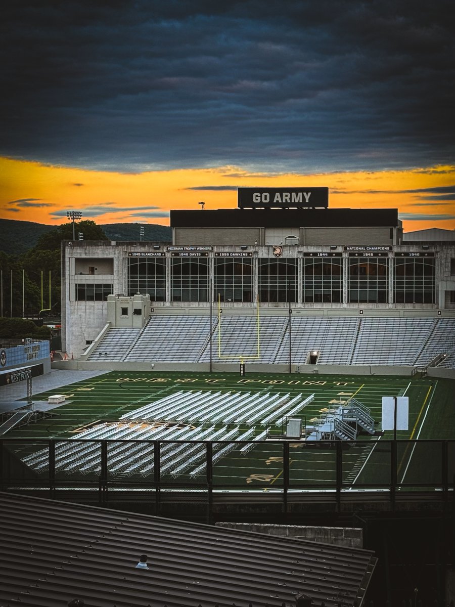 WestPoint_USMA's tweet photo. "Our country depends on you, me, what you do every day and how you live. Without you, we will not be able to maintain our freedom. It depends on us.” - Colonel Ralph Puckett, Class of 1949
It’s “Five and a Butt” until their final day in gray for the Class of 2024! https://t.co/1k5wRTz5A5