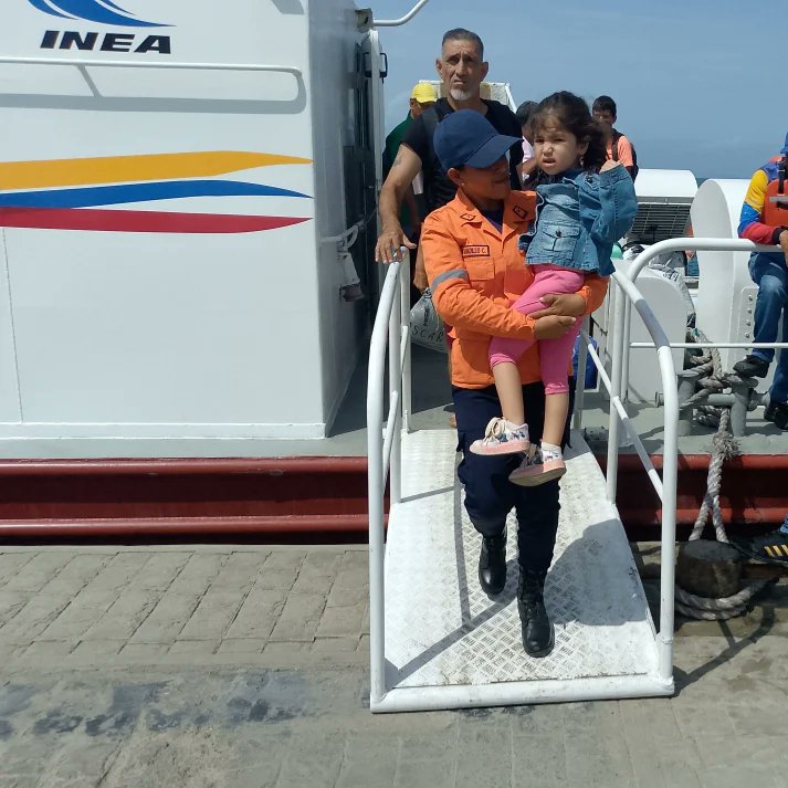 PCAD_Sucre_Ve's tweet photo. 📸 #EnFotos 

🔹 En el Municipio Cruz Salmerón Acosta, funcionarios de @PCivil_Ve realizan Guardia de Prevención en el Terminal Marítimo de Araya para garantizar la seguridad de los usuarios.

#SoloQueremosSalvarVidas 
#SucreSigueAMaduro
@sucregobierno_b
#ConcienciaPatriótica https://t.co/S90wWC3oM6