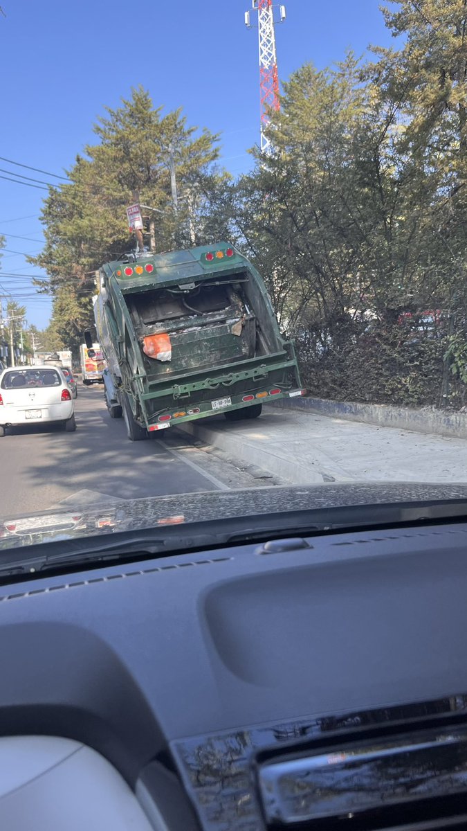 cfranchesca's tweet photo. @lialimon @AlvaroObregonPC @AO_Viral cuánto tiempo irán a durar las banquetas nuevas con camiones así subiéndose y estacionándose así diario? De qué sirvieron si la gente no puede pasar por ahí? https://t.co/bdX6xb9ryj