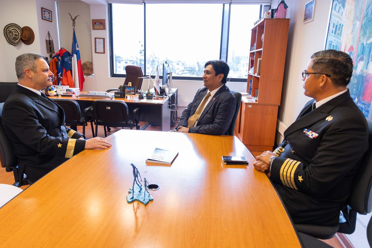 Gobernador regional, @RicardoDiazC, recibió el saludo protocolar del Director de Operaciones del Estado Mayor General de la Armada, Comodoro Edgardo Acevedo, junto al Comandante de la Guarnición Naval y Gobernador Marítimo de #Antofagasta, Capitán de Navío LT, Domingo Hormazábal.