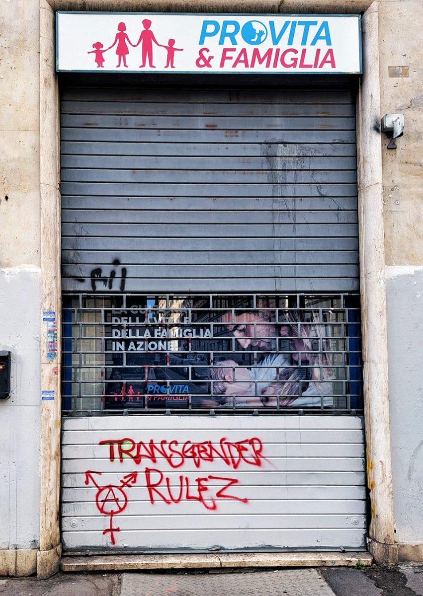 Stamattina, per l’ennesima volta, abbiamo trovato l’ingresso della nostra sede di @ProVitaFamiglia vandalizzato con la scritta “Transgender Rulez” (“Comanda il Transgender”/ndr) e simboli del movimento LGBTQAI+ disegnati anche sopra il bimbo stilizzato nel grembo materno che