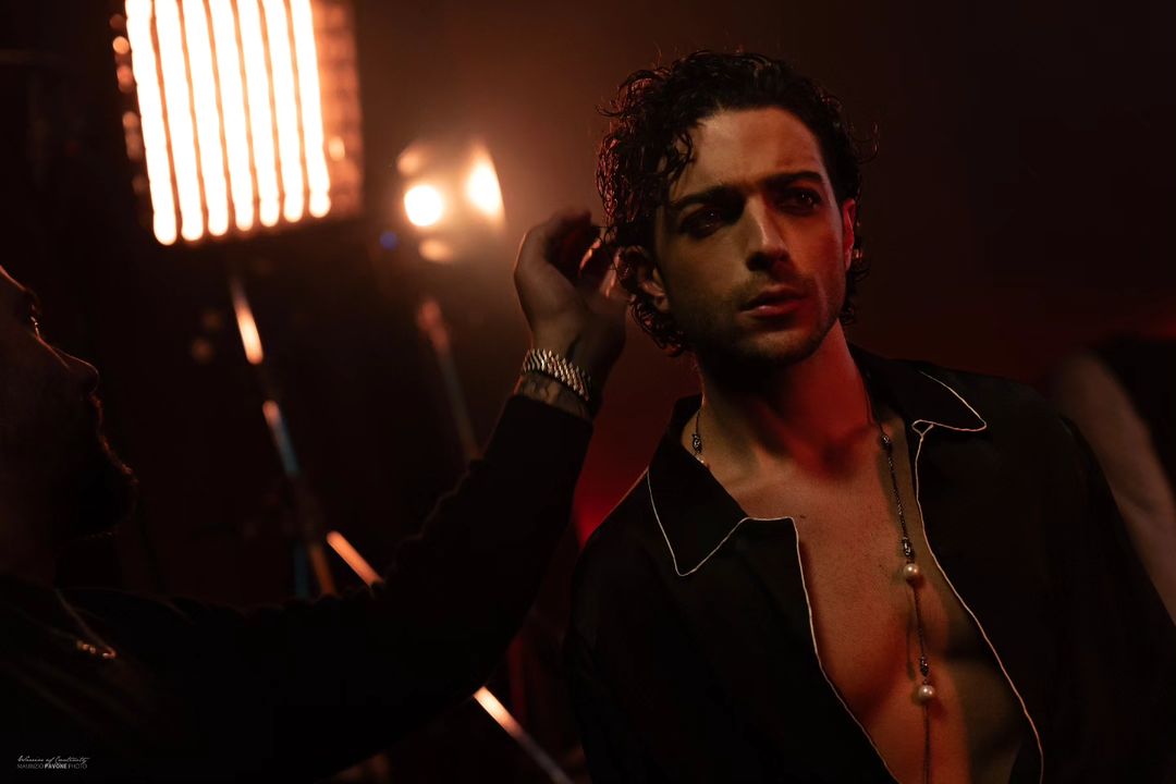 ilvolosiciliafp's tweet photo. Posted @withregram • @warrior_of_creativity Frame di arancione.
"Io che sto seduto dentro un cinema..."
@GianGinoble
#ilvolo #gianlucaginoble #warriorofcreativity #capolavoro #behindthescenes #backstagephoto #videobackstage #sonymusic #portrait #makeup https://t.co/manUeM5Vpj
