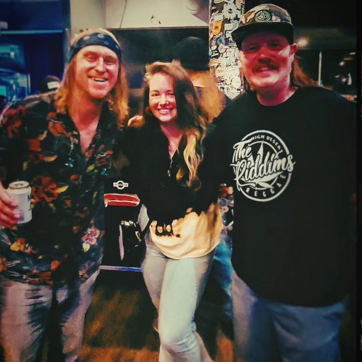_Lindserella's tweet photo. Just me w/ some chill dudes from a cool band 😎 🤙🏻
I got to see my favorite band again last week &amp; per usual, Kash'd Out put on an amazing show. I danced mt heart out &amp;was absolutely elated to get to meet and speak with some of them 😊~so much fun~ 😁

#kashdout #indyhifi https://t.co/BMC8xTNm3I