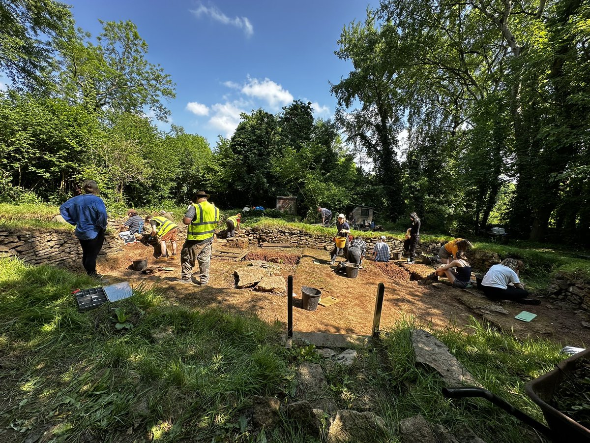 Excavations Day 1: site much improved with the arrival of the students and a lot of de-weeding! Starting to look much more like an archaeological site now! #UniversityofBristol #HARP24