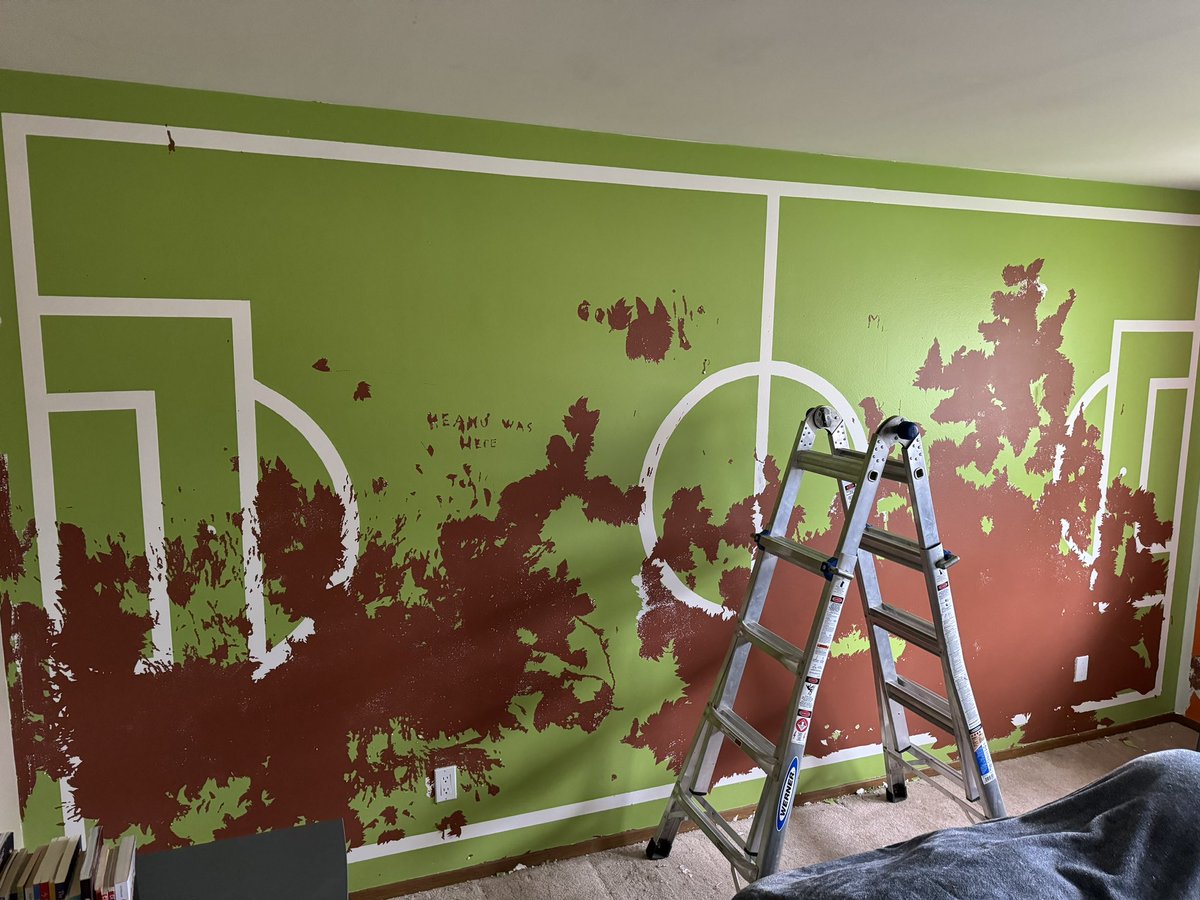 Years ago I painted a soccer field for my son. The kids realized if they peeled the green, it would show the old colour underneath, a dark brown. It made the wall look like a game day battleground. ⚽️ Time for a new and much more tranquil look, as requested by my daughter.