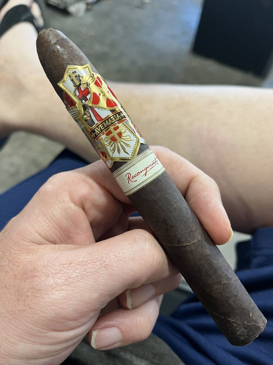 #oldschool #cigars #pssita #nowsmoking Taking it back to the old school today with a 3+ year aged Reconquistas.  This was probably my very first “favorite” cigar of all time. It still keeps getting better with age.