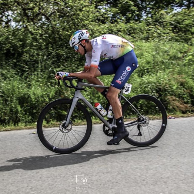 Fin de cette 64e édition de l’Essor Breton ! 🙌

Aujourd’hui Tanguy, Alessio et Swann ont pris la bonne échappée ! 

Cette opération permet à Alessio de s’emparer de la deuxième place au classement général 👏

Swann termine 5e de l’épreuve. 

Bravo les mecs ! 🤩