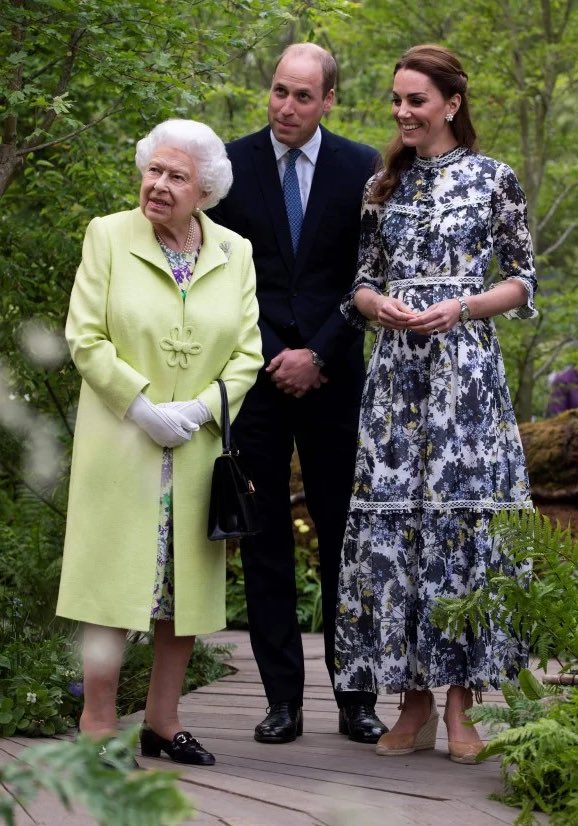 The Princess of Wales showing Queen Elizabeth and Prince William the Back to Nature exhibit she helped create for the Chelsea Flower Show in 2019 🤍