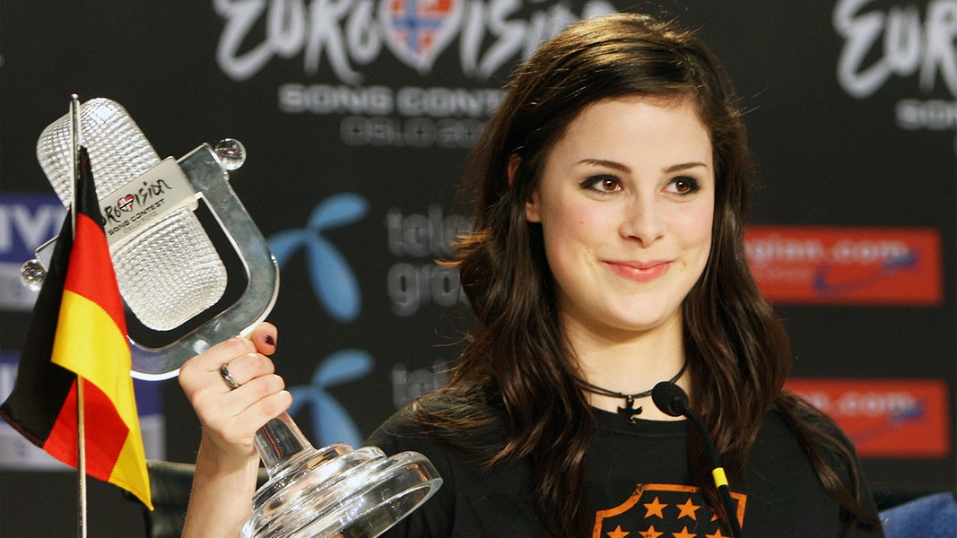 Lets_Eurovision's tweet photo. 🇩🇪 14 yıl önce, yarışmayı Manga'nın 75 puan önünde birinci bitirerek Almanya'ya uzun yıllar sonra şampiyonluk kazandıran Lena'yı bir kez daha tebrik ederiz. 👏

#Eurovision https://t.co/78bjleuxzd