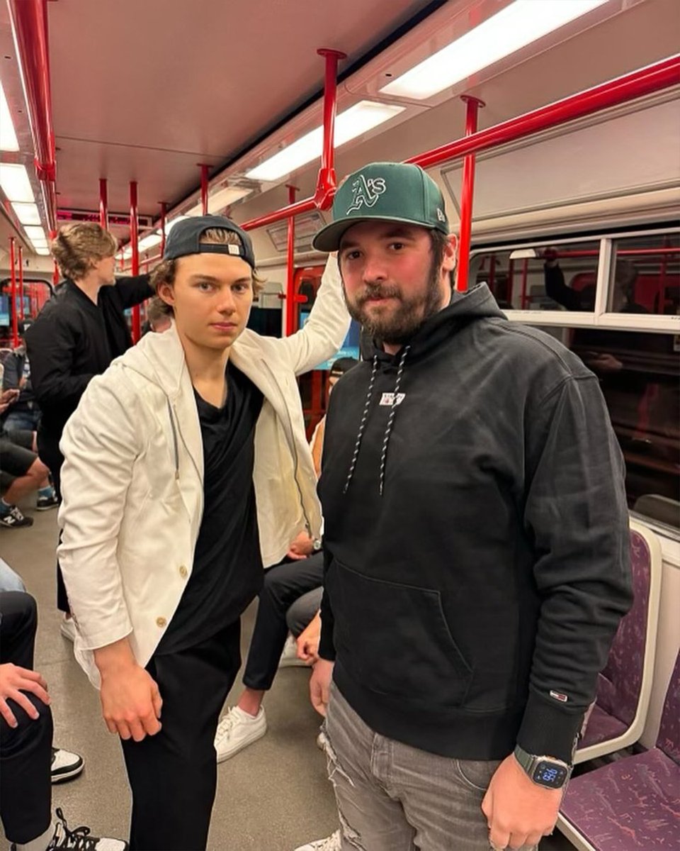 A fan ran into Connor Bedard on the Prague metro today 😆🇨🇿 #IIHFWorlds

(via bombyktyci/IG)