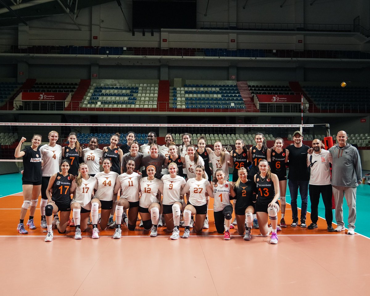 🏃‍♀️🏐 Milli takım ile VNL ilk haftasını tamamlayan Dilay Özdemir, Eczacıbaşı formasıyla bugün oynanan Texas hazırlık maçında sahaya çıktı. • Bengisu Aygün, İlayda Mumcular, Defne Başyolcu ve Eylül Durgun da maçta forma giydi.