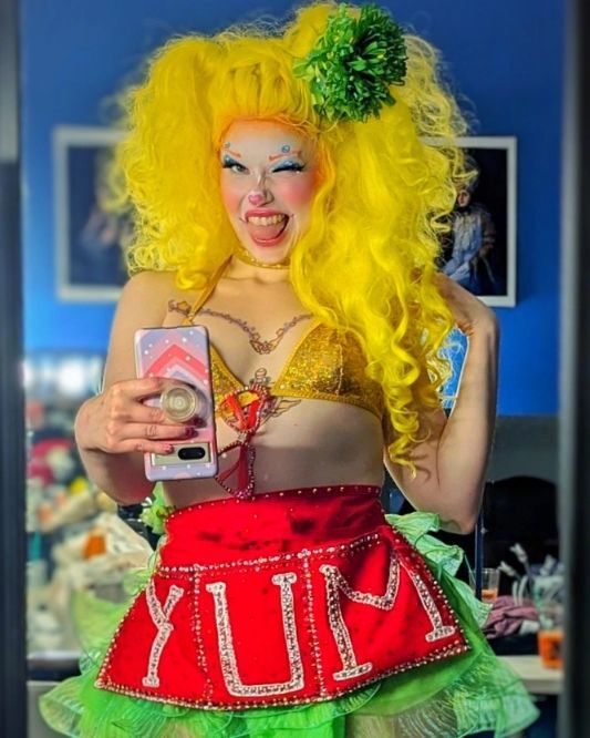 Sandwich Mommy says "Get THIS Bread" 🍞 
🤡 
Thanks @better_boobie_burlesque for letting me spread all over the stage 🥪 and spread the gospel that is cheese product singles 🧀 instagr.am/p/C7M4EjOvIbW/