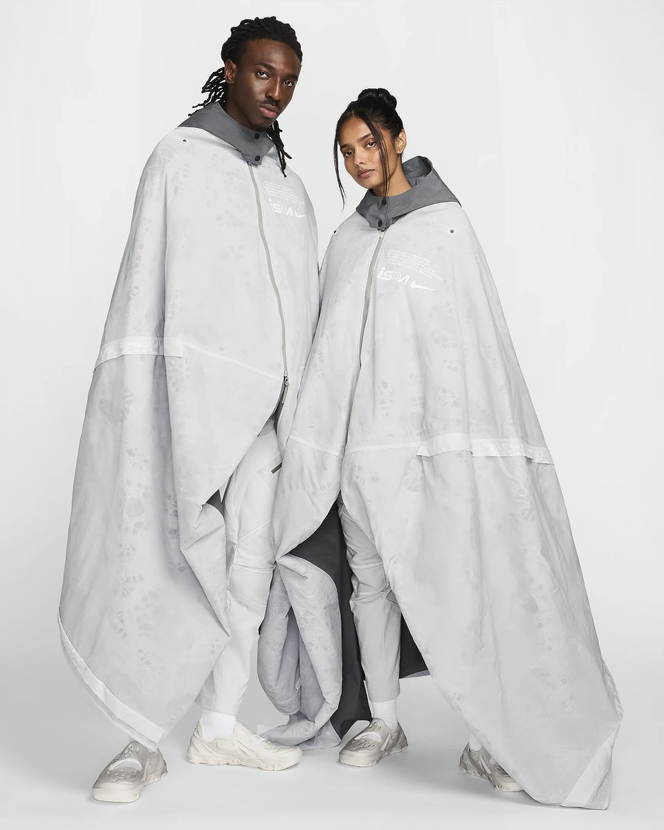 A poncho made of recycled nylon that turns into a tent materialdistrict.com/article/a-ponc… #materialinspiration #fashiondesign #multifunctionaldesign #nike #materialdistrict #poncho #nylon #recycling #tent