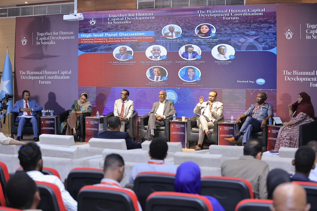 SNBS DG @SharmarkeFarah proudly participated in a high-level panel discussion on Human Development Index statistics at the Biannual Human Capital Development Coordination Forum organised by the @SomaliPM and launched by H.E. Prime Minister @HamzaAbdiBarre. The forum featured the
