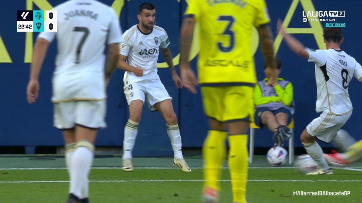 ArchivoVAR's tweet photo. 📺💥 El VAR se tomó el día libre en el Villarreal B - Albacete.

👉🏻 Riki, que busca despejar el balón, retira la pierna antes de poder contactar con Jorge Pascual.

❌ NO HAY NADA.

▪️ González Esteban cayó en la trampa y el VAR pasó por completo de la acción. https://t.co/CHC9tCXd5T