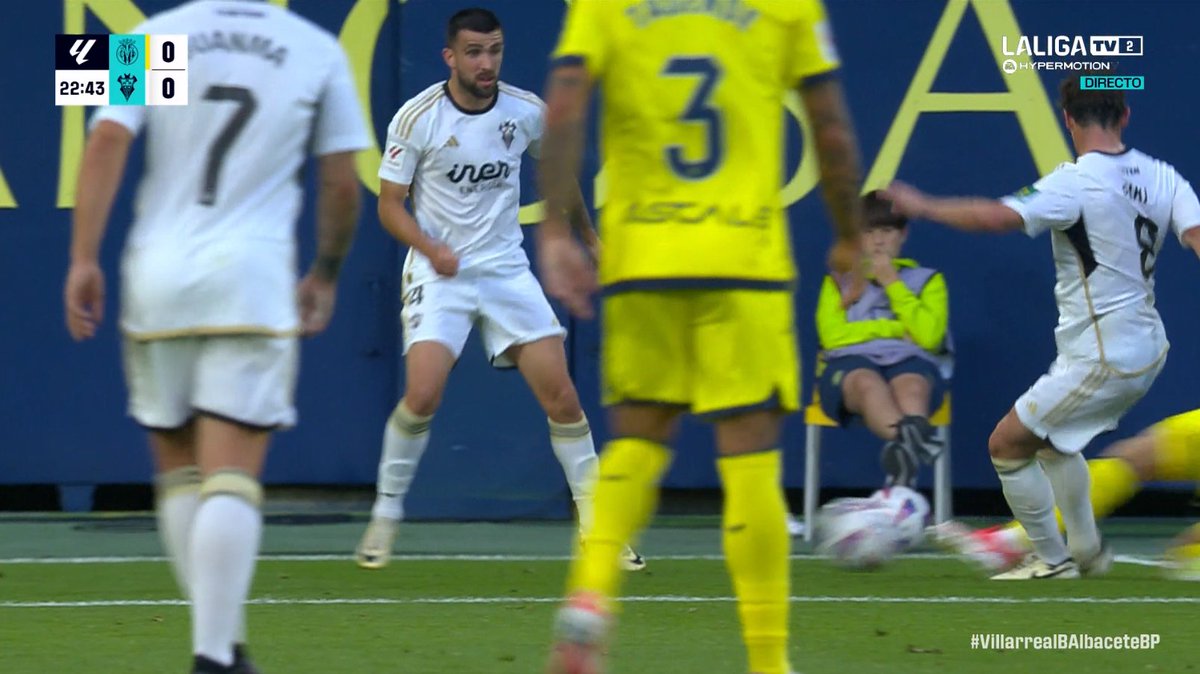 ArchivoVAR's tweet photo. 📺💥 El VAR se tomó el día libre en el Villarreal B - Albacete.

👉🏻 Riki, que busca despejar el balón, retira la pierna antes de poder contactar con Jorge Pascual.

❌ NO HAY NADA.

▪️ González Esteban cayó en la trampa y el VAR pasó por completo de la acción. https://t.co/CHC9tCXd5T