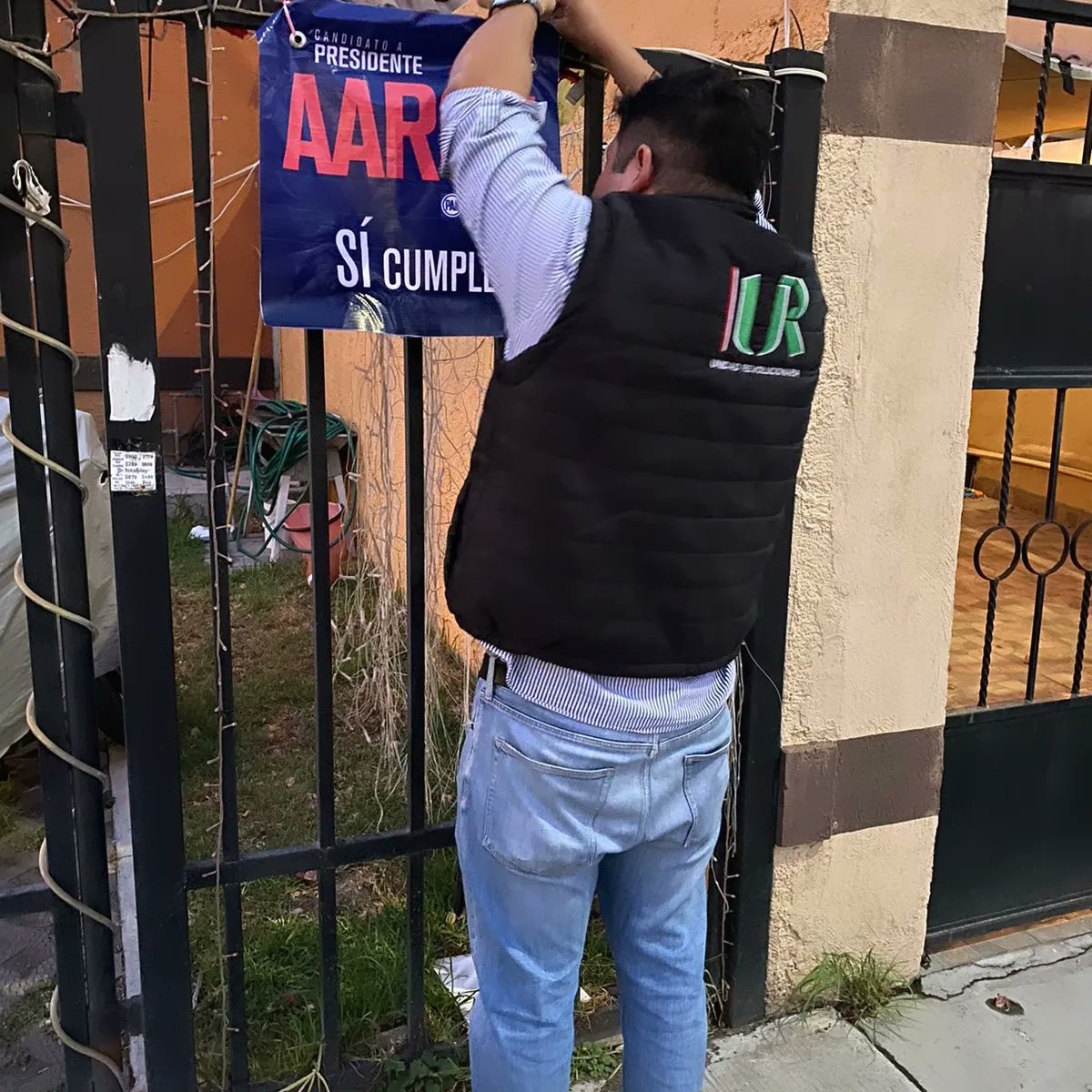 UR_Edomex's tweet photo. Saludamos a nuestros vecinos de el fraccionamiento Real del Sol en #Tecámac, agradecemos a todas y todos el recibimiento a nuestro candidato @AaronUrbinaB, ¡Vamos con todo este #2deJunio!
#SomosUR ⚫🟢🔴 https://t.co/YypJPyHhqM